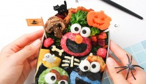 Love this super cute and non-scary Halloween bento with Elmo, Oscar and my favorite Cookie Monster! #Sesamestreet #halloween #foodart #bento #lunchbox